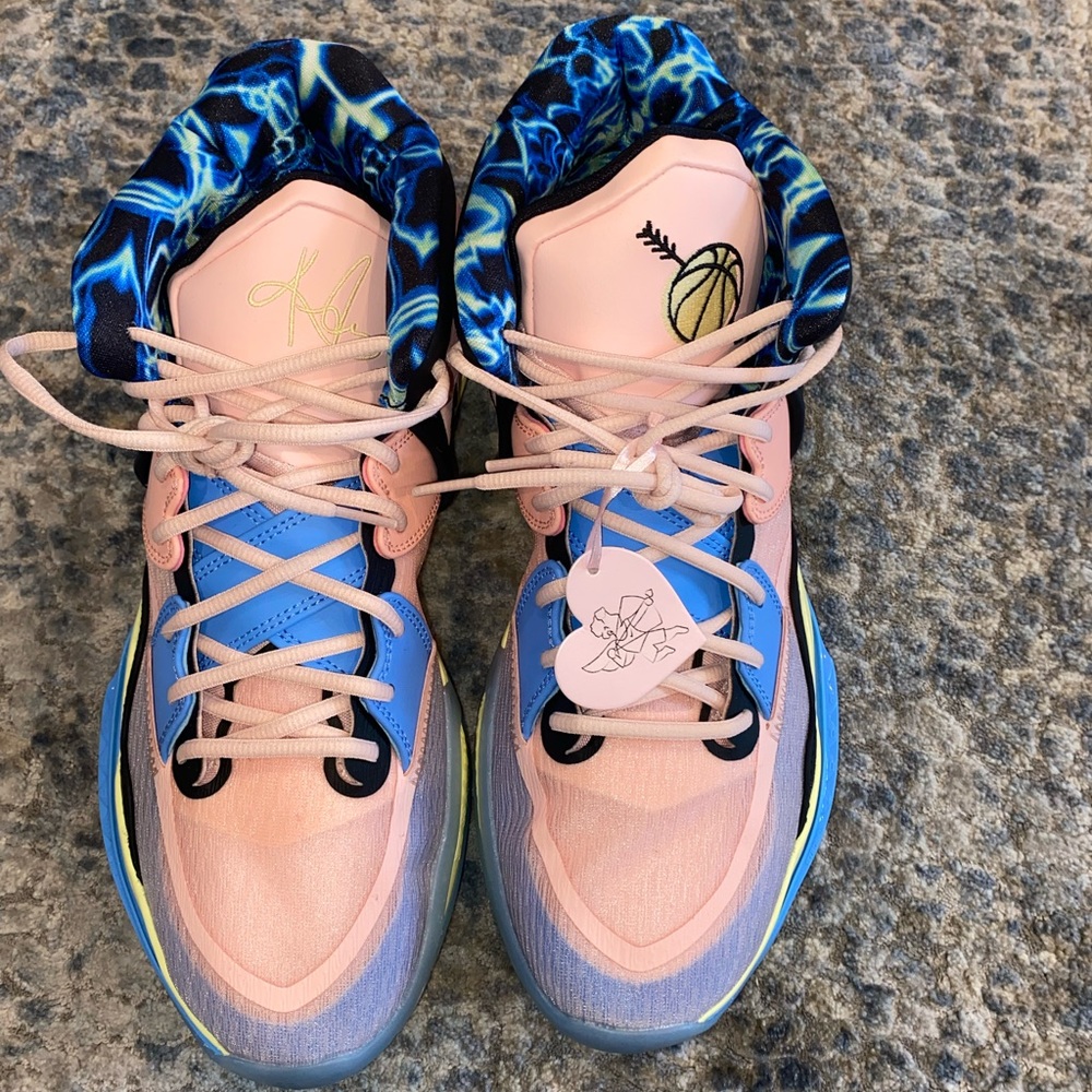 Brand new Kyrie infinity. No box. Never worn.